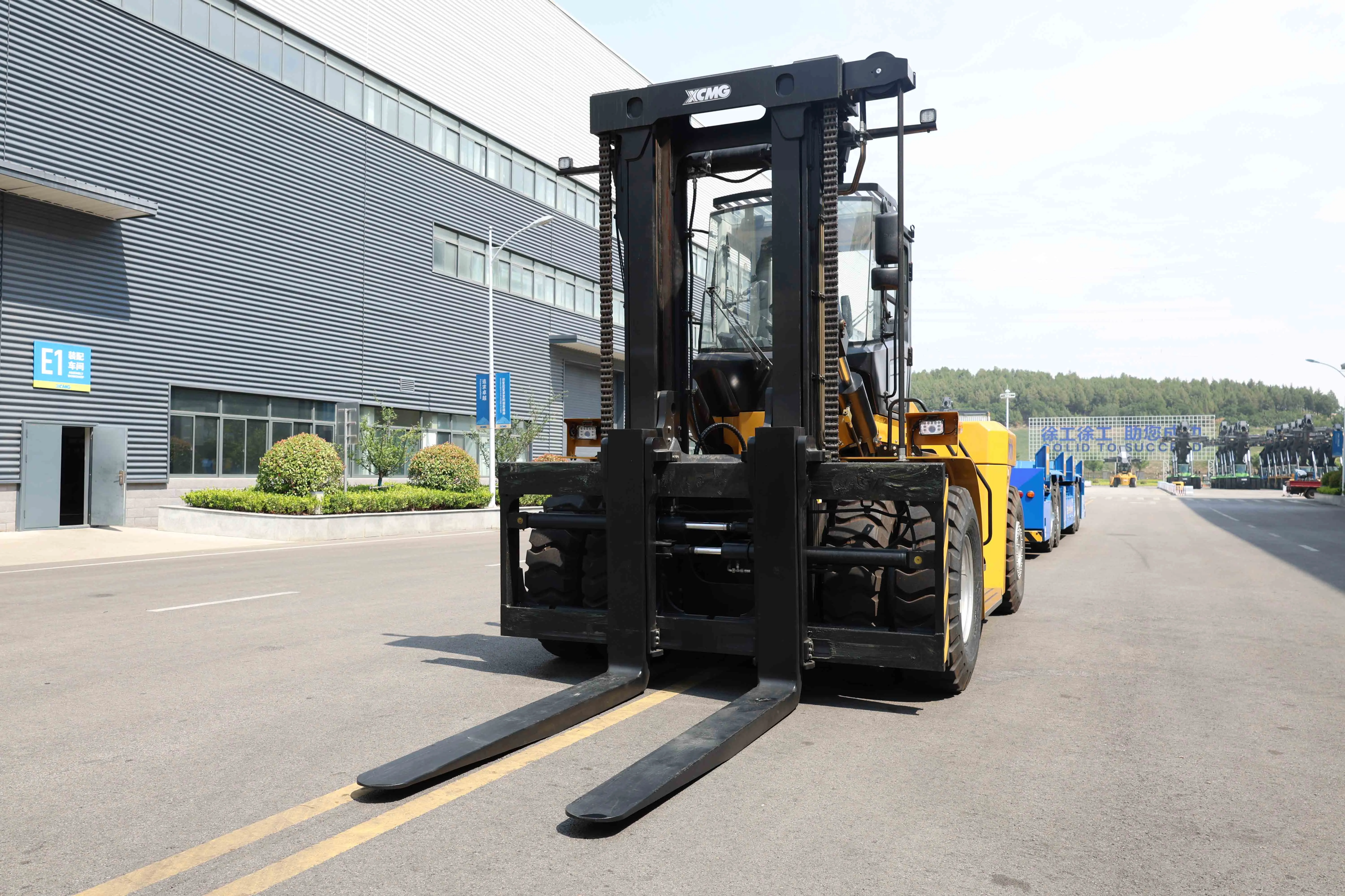 XCMG Official Xcf2512K New Diesel Forklift 25 Ton Pneumatic Tyre Outdoor Forklift Truck for Sale